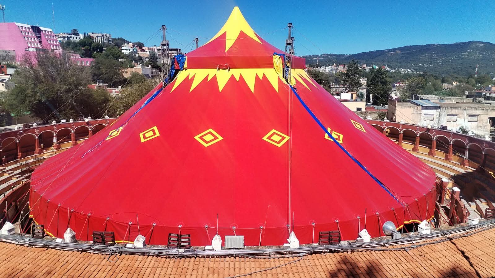 Foto: Cortesía ¿Y el INAH? Instalan carpa de circo en Plaza de Toros de Tlaxcala