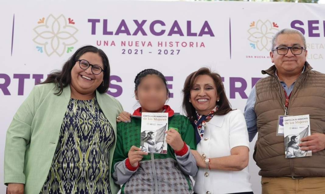 Tlaxcala entrega 82 mil Cartillas de Derechos de las Mujeres en secundarias