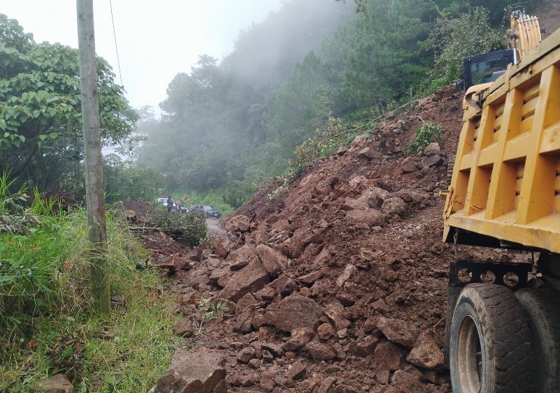 Retiro del derrumbe en Naupan