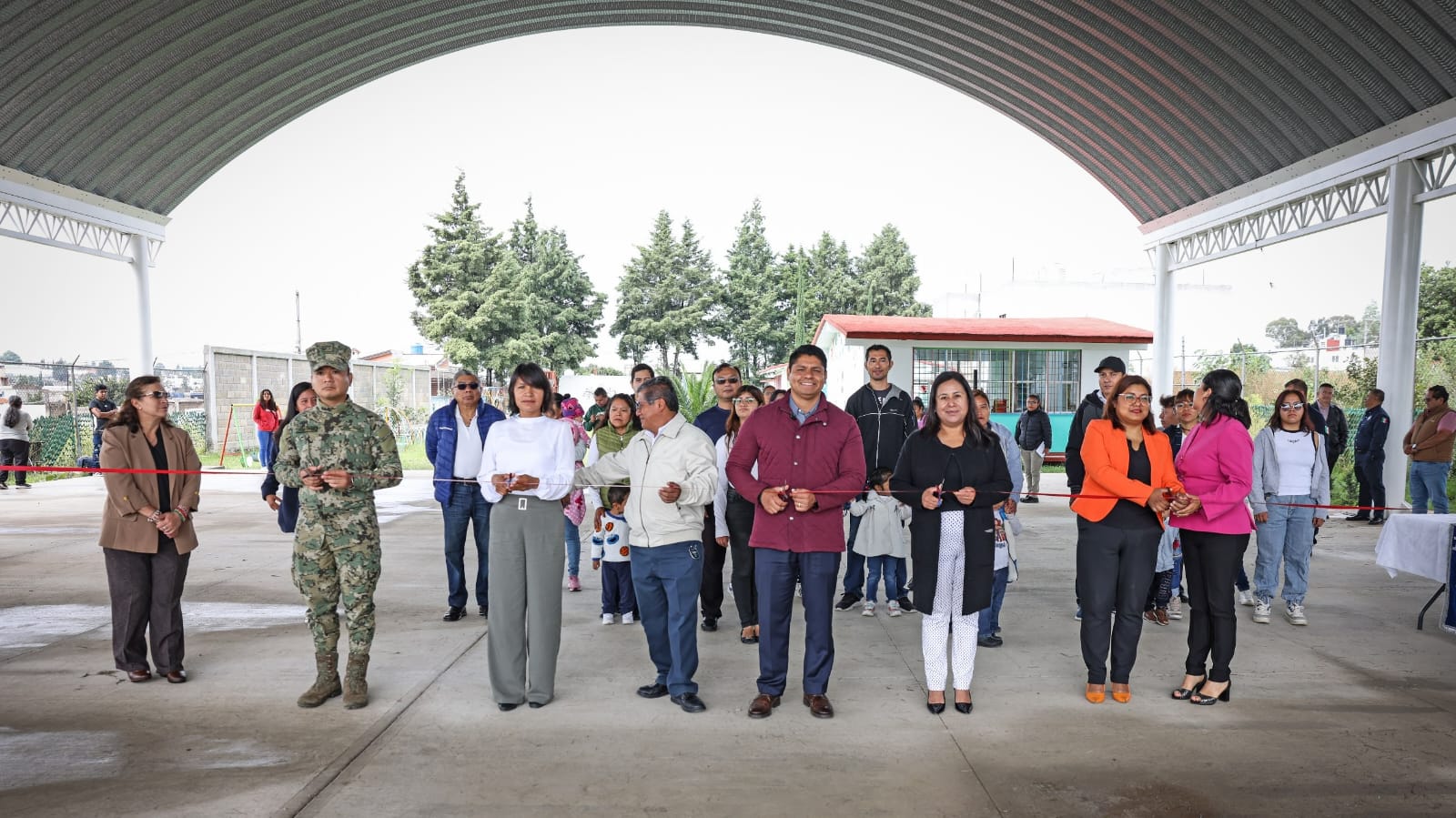 Omar Muñoz entrega explanada cívica del preescolar Aquiles Serdán