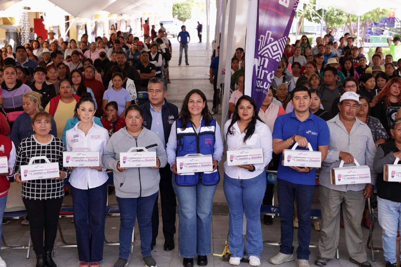 Beneficia Lupita Cuautle a 500 familias con entrega de focos ahorradores