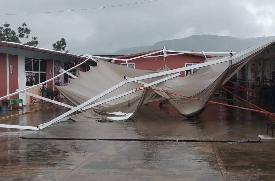Foto: Cortesía Suspende SEPE clases en primaria de Totolac tras colapso de malla sombra