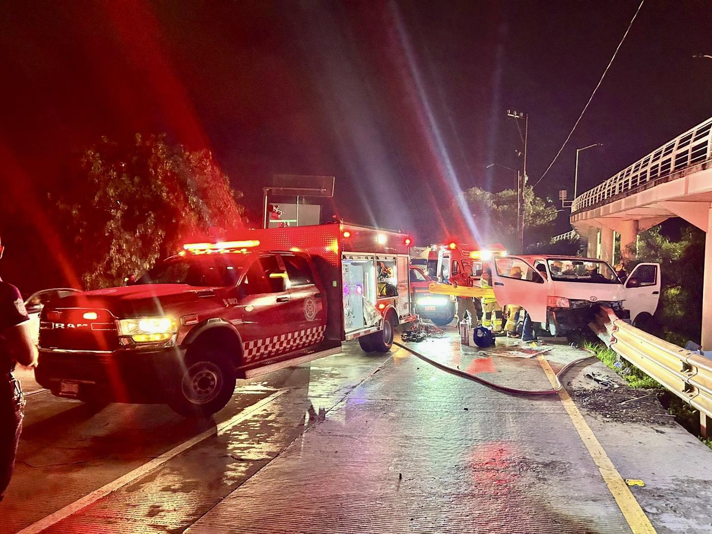 Atienden servicios de emergencia choque contra objeto fijo en Periférico Ecológico