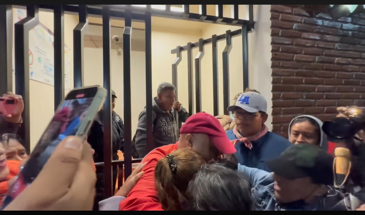 Foto: Cortesía Entre lágrimas, Saúl Rosales recupera su libertad, volverá a San Pedro Tlacualpan