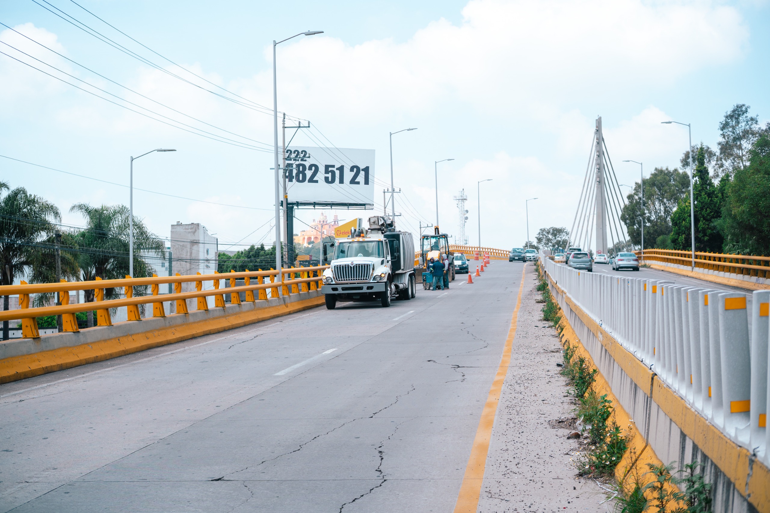 SOSAPACH realiza limpieza en el puente elevado del Distribuidor Vial Cholula