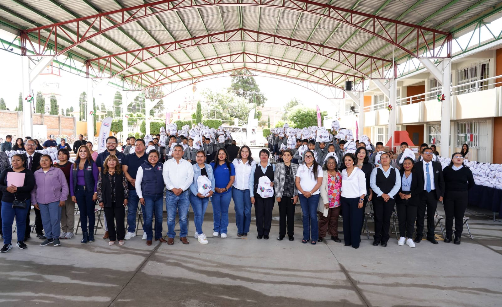 Continúa Lupita Cuautle Torres con la entrega de kits de útiles escolares gratuitos