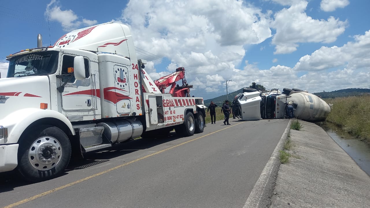 Foto: Cortesía Vuelca pipa de concreto en Atlangatepec; no se reportan lesionados