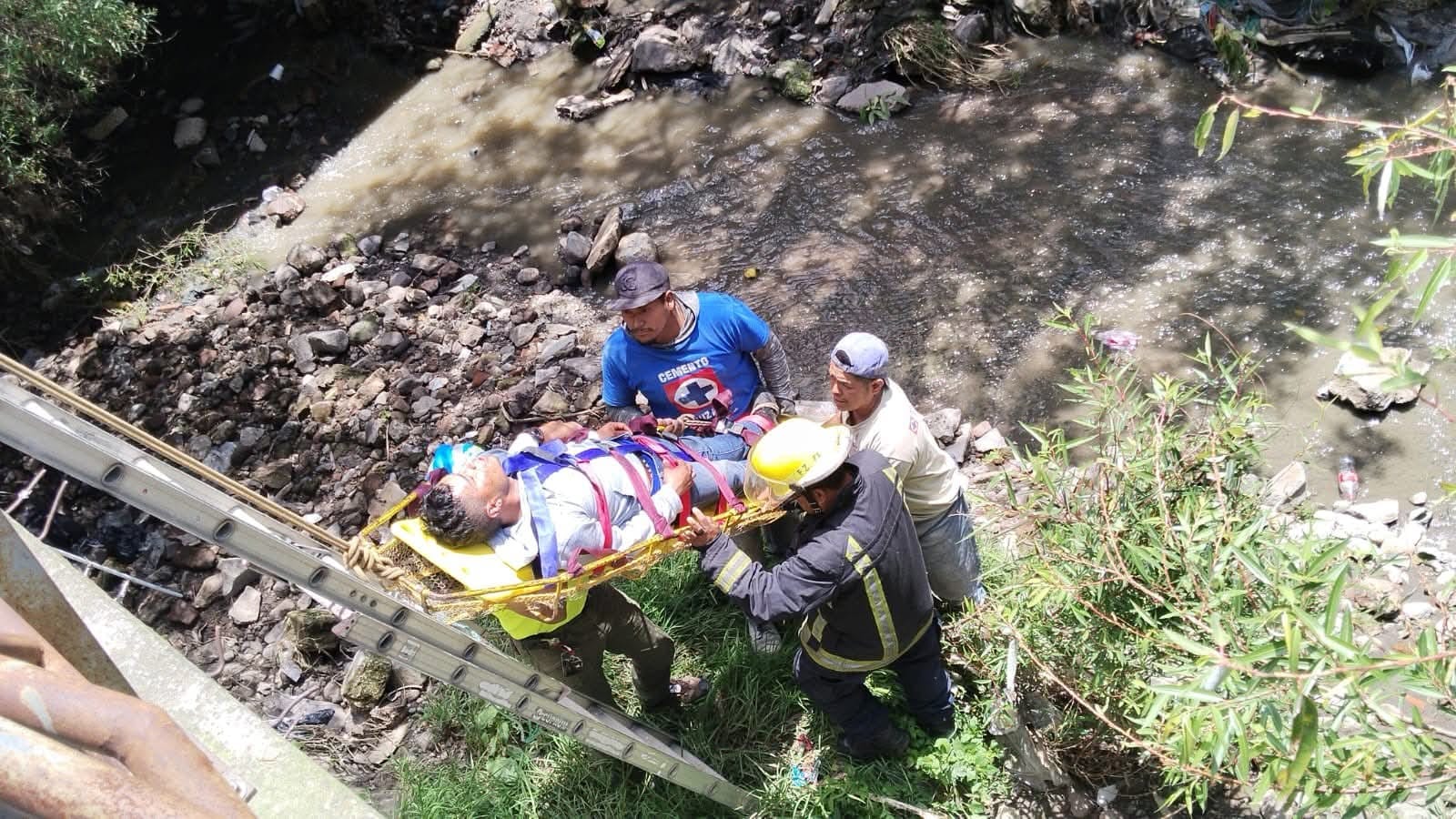 Foto: Cortesía Joven con discapacidad visual cae al río de los Negros en Chiautempan; vecinos exigen barandales