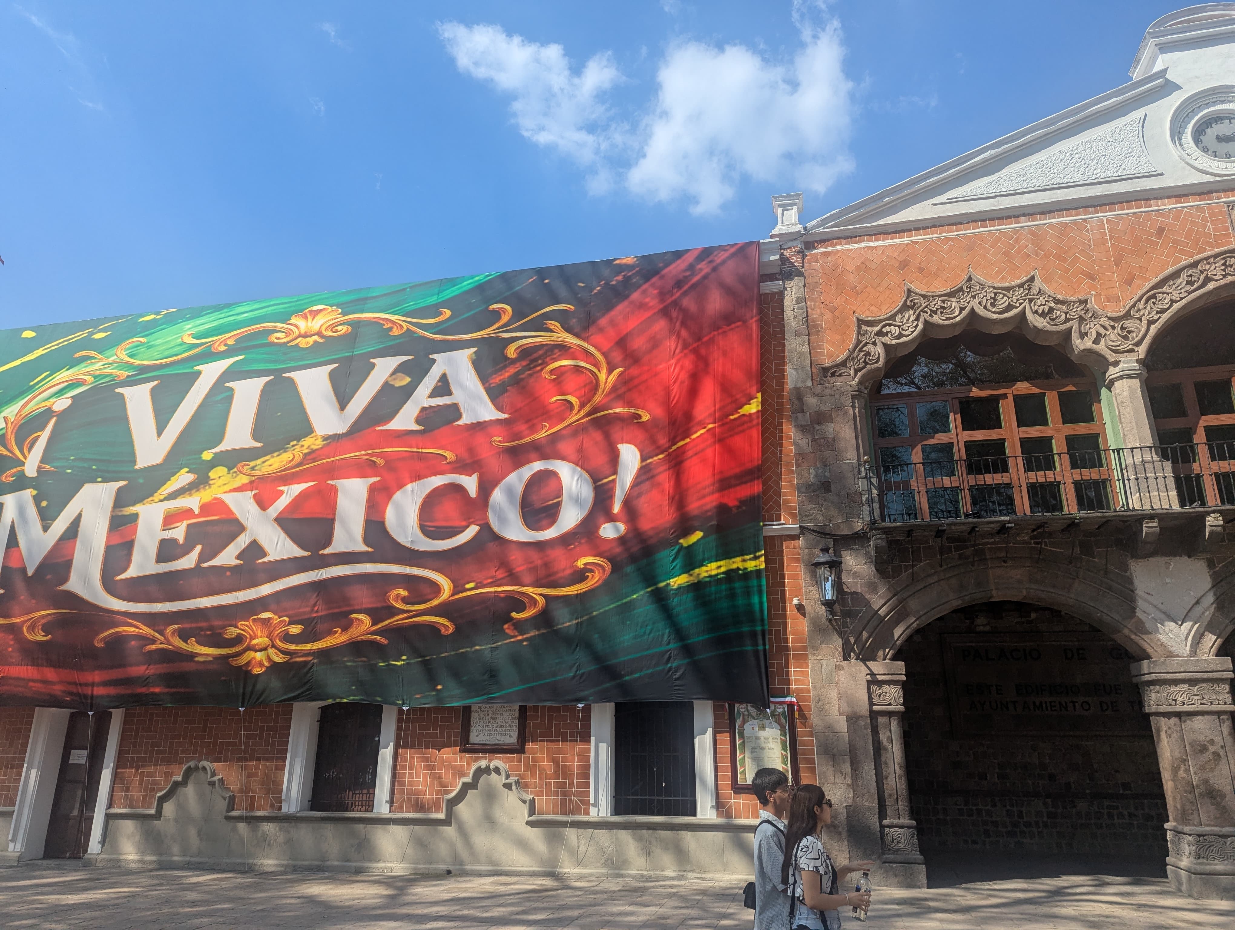 Foto: Especial Con pintura acrilica obligan a trabajadores del Gobierno del Estado a reparar adornos patrios