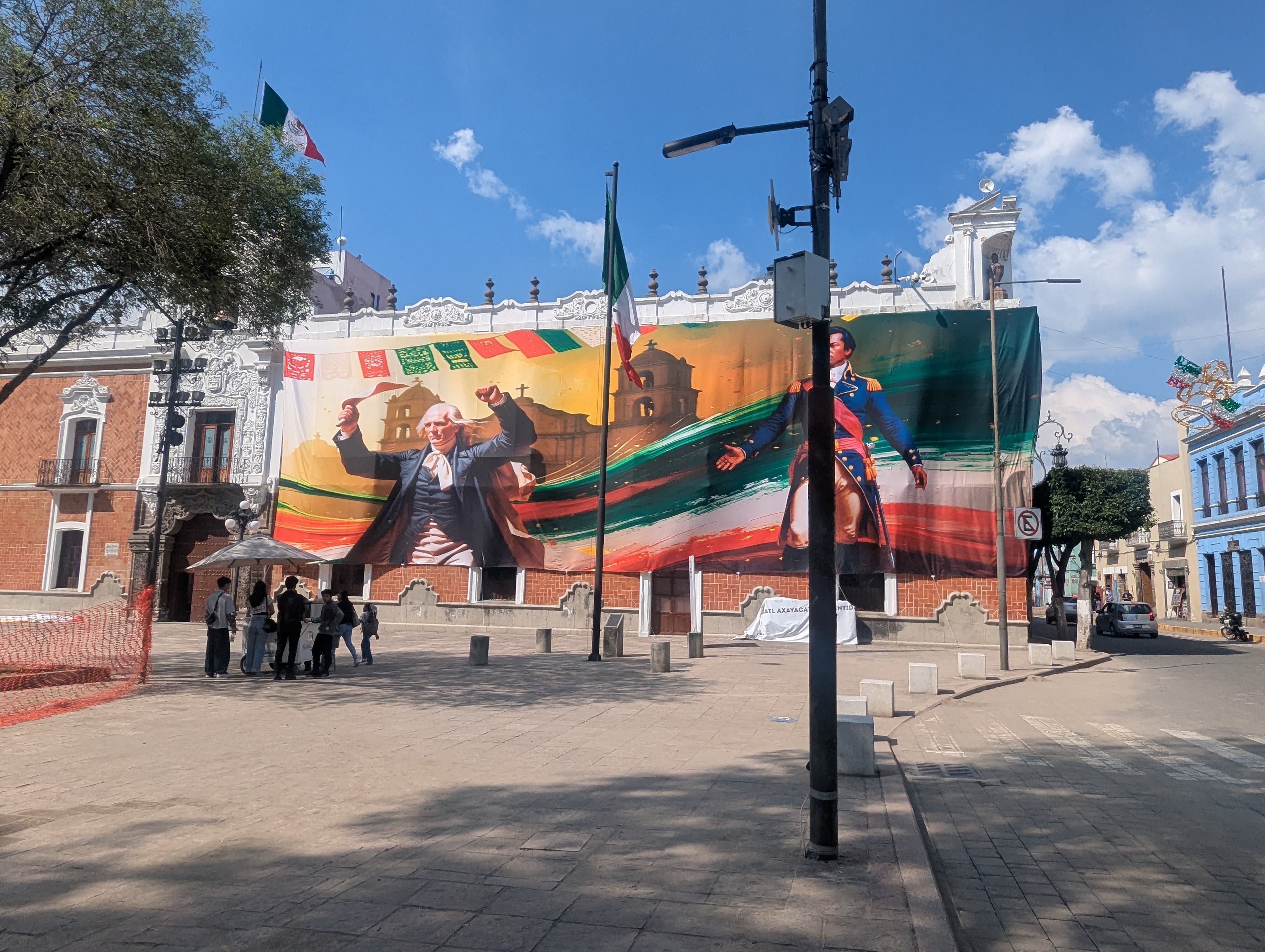 Foto: Especial  Con pintura acrilica obligan a trabajadores del Gobierno del Estado a reparar adornos patrios