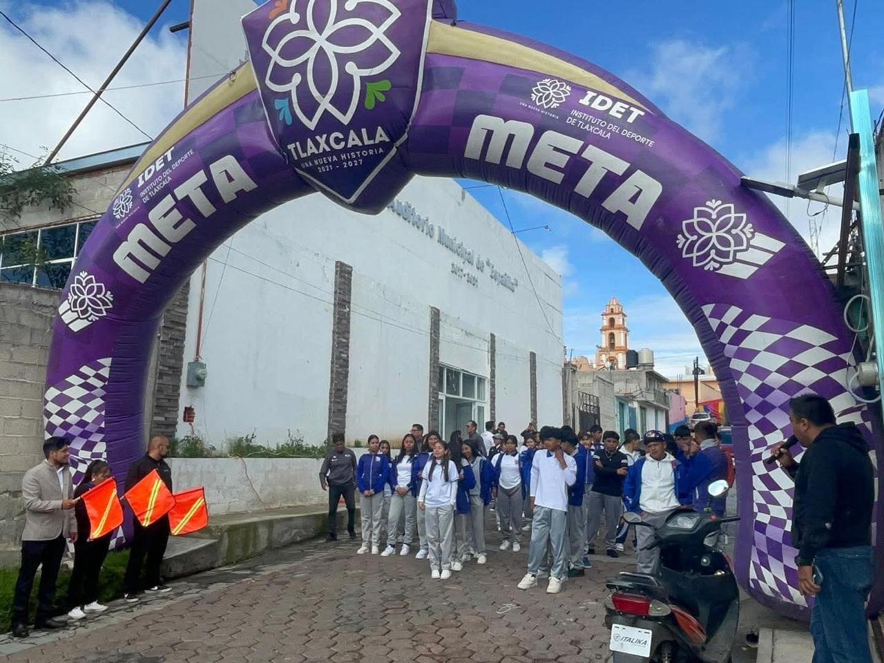 Foto: Cortesía Estudiantes de Españita participan en caminata del Medio Maratón Tlaxcallan 2025