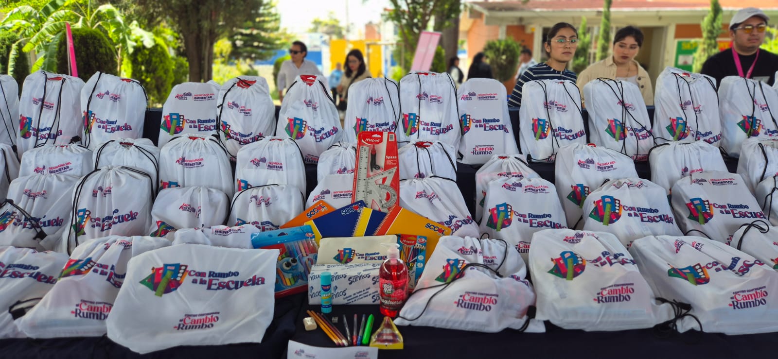 Por: Cortesía Lula Pineda Entrega de útiles escolares avanza en San Andrés Cholula; más de 1,700 kits ya han sido distribuidos