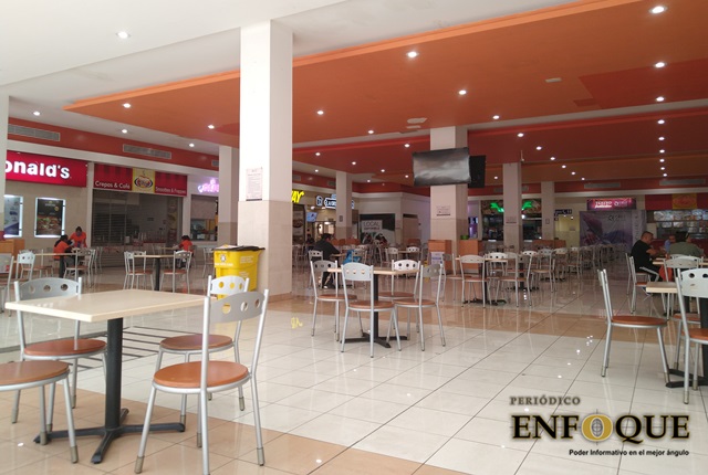 Foto: Omar Sánchez Bajan sus cortinas locales del centro comercial Cruz del Sur en Cuautlancingo