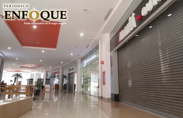Bajan sus cortinas locales del centro comercial Cruz del Sur en Cuautlancingo 
