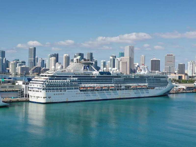 Foto: Cortesía Crucero con 2 muertos y enfermos atraca en EU, tras larga odisea