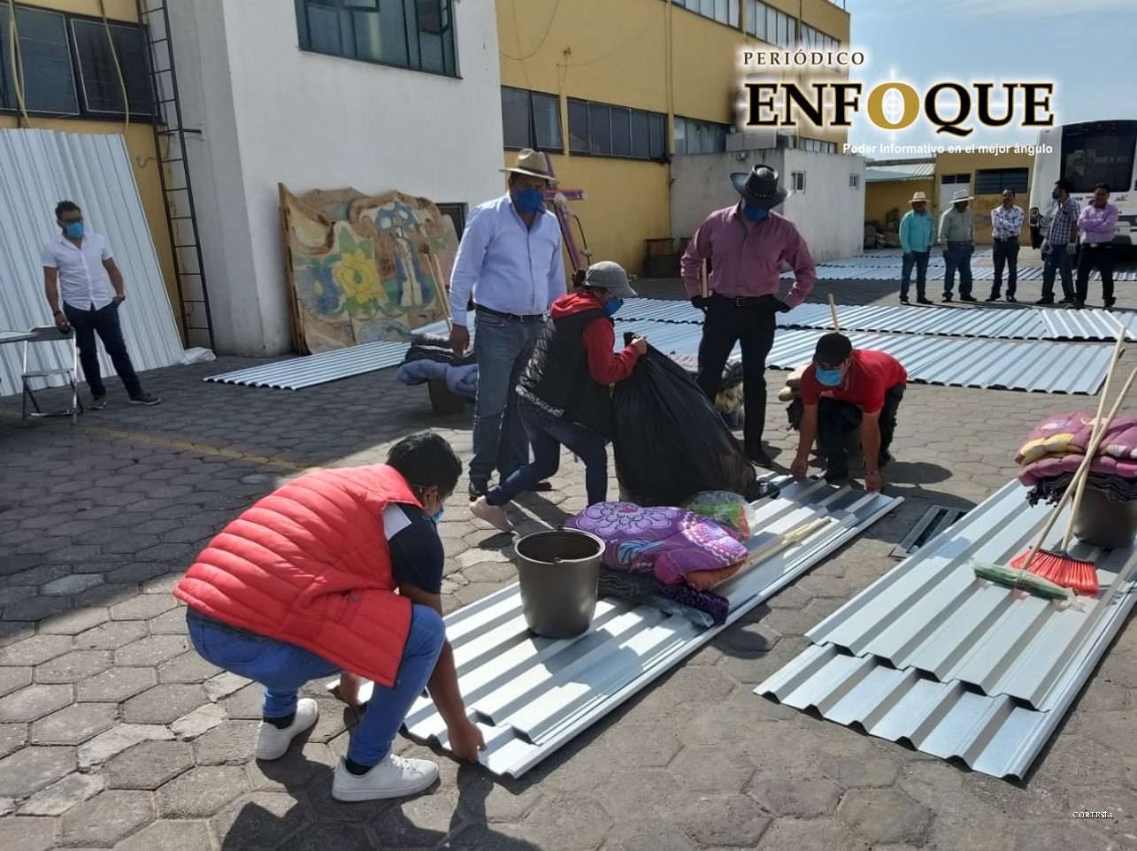 Foto: Cortesía Entregan láminas a familias afectadas por lluvias en Acajete