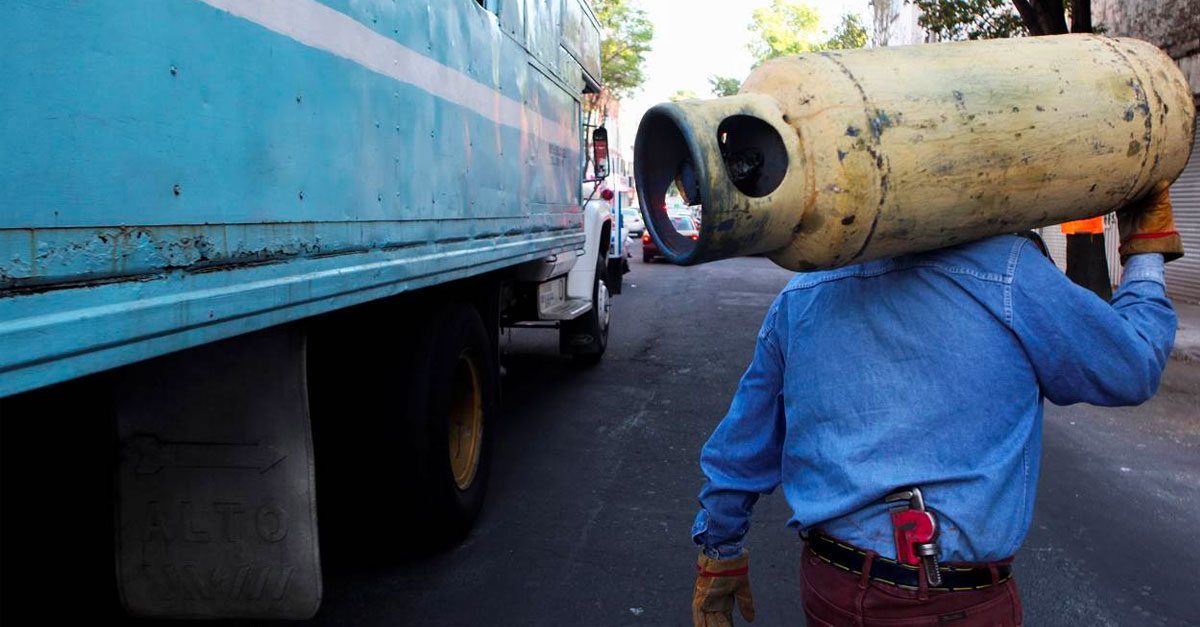 Tenderos, los del gas, repartidores... no paran y salen a 'ganarse el pan'