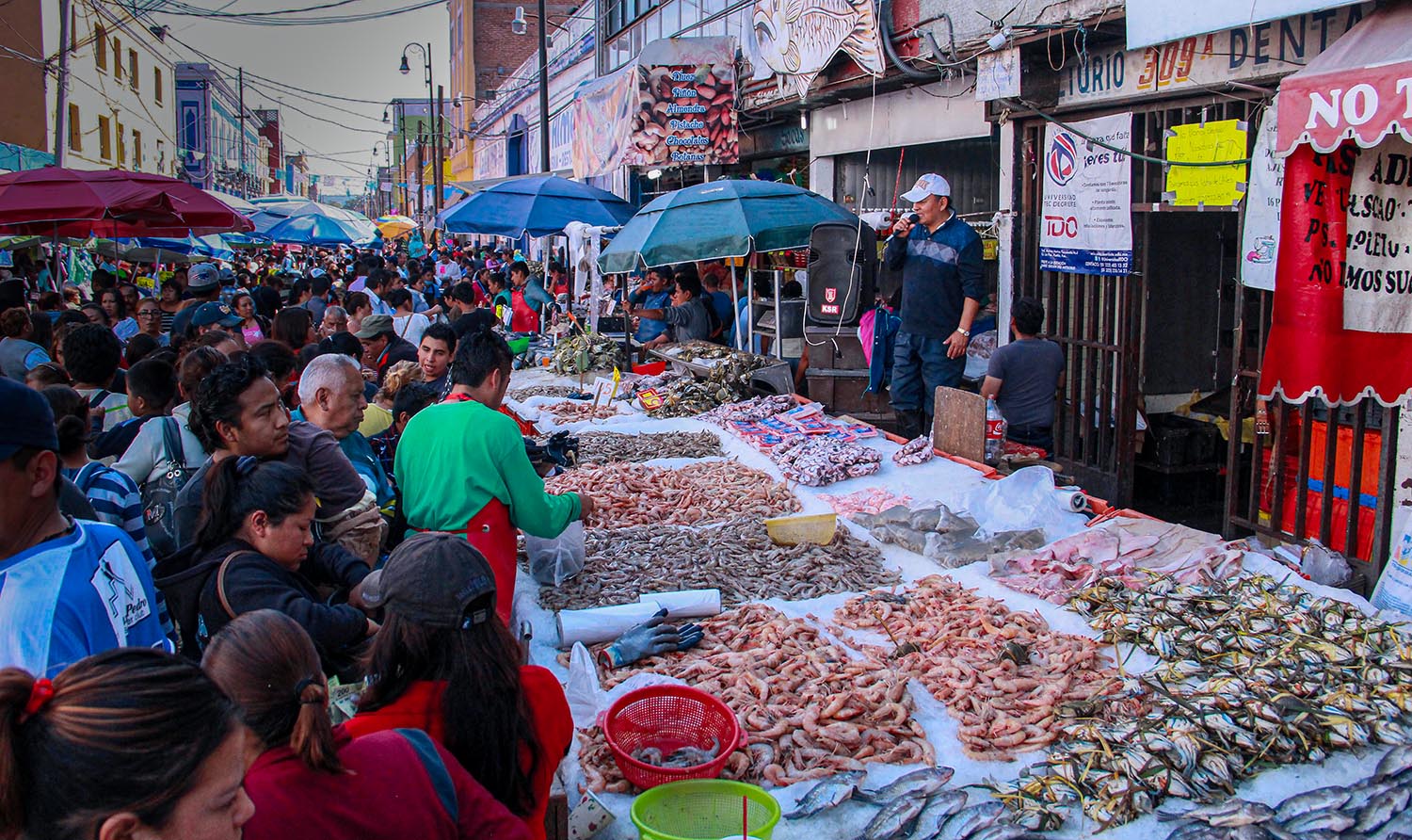 Foto: Alex Muñoz Sin temor a Covid-19, poblanos abarrotan mercado de mariscos