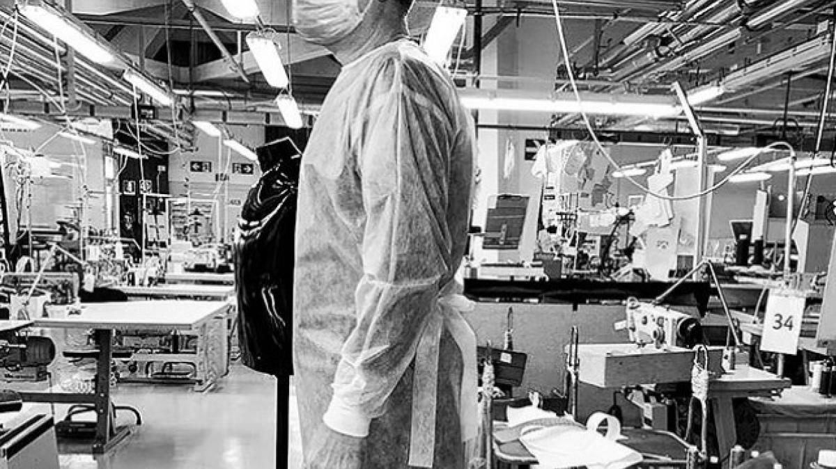 Foto: Cortesía Armani fabrica batas para personal médico que lucha contra COVID-19 en Italia