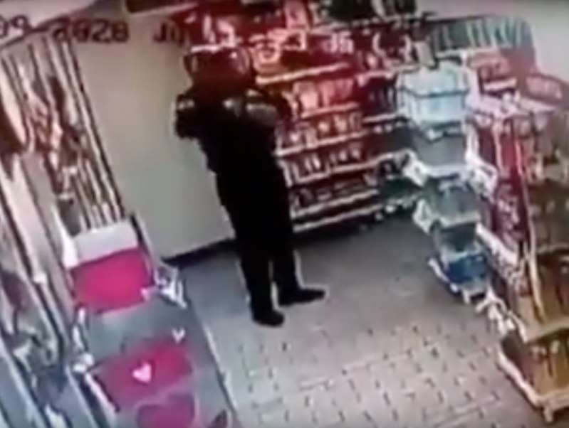 Foto: Cortesía Policía roba mercancía y la esconde en su uniforme