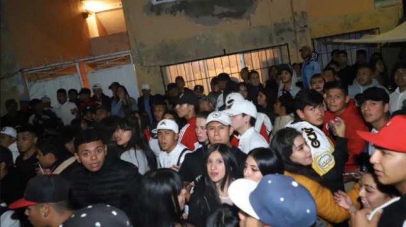 Foto: Cortesía Policías desalojan a cientos de jóvenes que hacían fiesta masiva