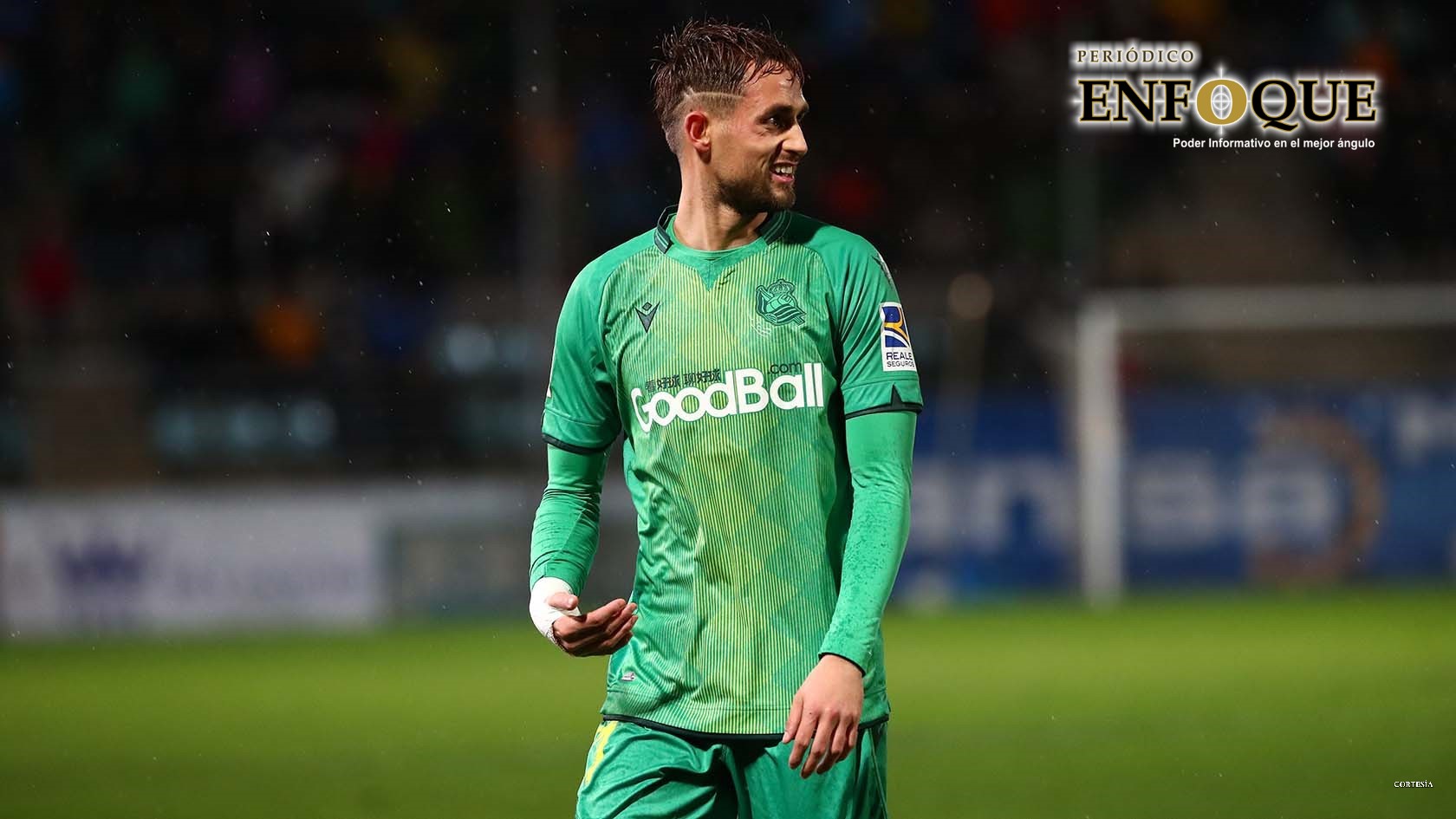 Foto: Cortesía La Real Sociedad tenía planes de reanudar sus entrenamientos de forma individual dentro de las instalaciones, un plan similar lo que hace el Bayern en Alemania, pero a diferencia del club alemán esta propuesta fue rechazada y el equipo txuri-urdin deberá seguir con las órdenes de cuidado que el gobierno español informó hace unas semanas.  El club vasco había anunciado que se estaba alistando para su regreso a los entrenamientos el en deportivo de Zubieta, pero el equipo acato las ordenes y dando marcha atrás a su idea que tenía en mente siguiendo con los entrenamientos en los respectivos domicilios de los jugadores donde tienen herramientas para realizar un buen trabajo físico pues el club envió bicicletas y caminadoras para aquellos jugadores que no contaban con el equipo necesario y entrenar al parejo de sus compañeros.  En un comunicado de prensa en donde la Real Sociedad indico que los jugadores seguirán con el entrenamiento en sus domicilios  desistiendo de su idea inicial acatando los lineamientos gubernamentales del Consejo Superior de Deportes.  Queremos recordar que la decisión de la Real Sociedad consistía en que los jugadores de la primera plantilla profesional tuvieran la opción de continuar con su trabajo individualizado en Zubieta a partir del martes. En ningún caso este trabajo en Zubieta iba a ser grupal", dijo el conjunto donostiarra.   El futbolista David Zurutuza en su cuenta de twitter público un escrito donde está en desacuerdo con la decisión pues no entiende el por qué no los han dejado retomar sus actividades físicas, donde también expresa que los más afectados son los jugadores y el club, finalizando que ese es solo su punto de vista y de igual forma él puede ser el que esté equivocado con sus palabras.  Actualmente en España sigue prohibidas las actividades colectivas hasta nuevo aviso, solamente podrán regresar a sus actividades a trabajadores de funciones no esenciales pero respetando siempre el distanciamiento e interacción con los demás empleados que estén laborando.