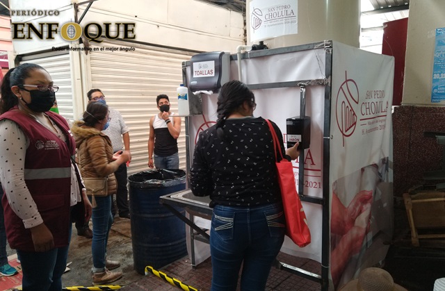 Foto: Omar Sànchez  Colocan lavamanos en entrada de mercado municipal de Cholula para evitar Covid-19