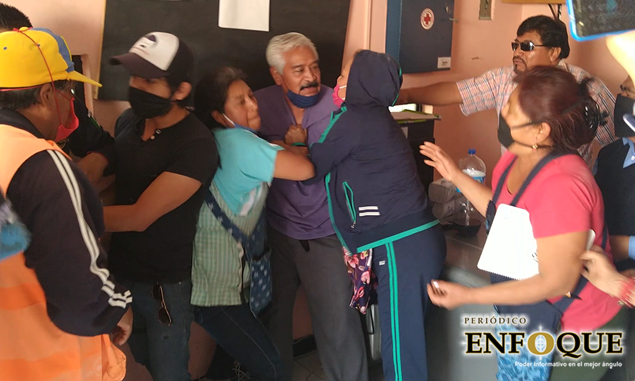 Foto: Omar Sánchez Comerciantes “sacan” de sus oficinas a administrador del mercado municipal de Cholula