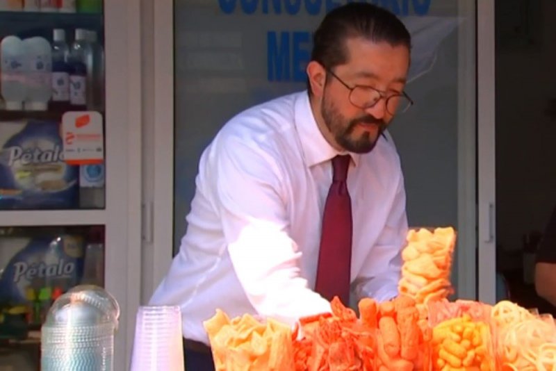 Foto: Cortesía Doctor que vendía botanas para sobrevivir es contratado por el IMSS