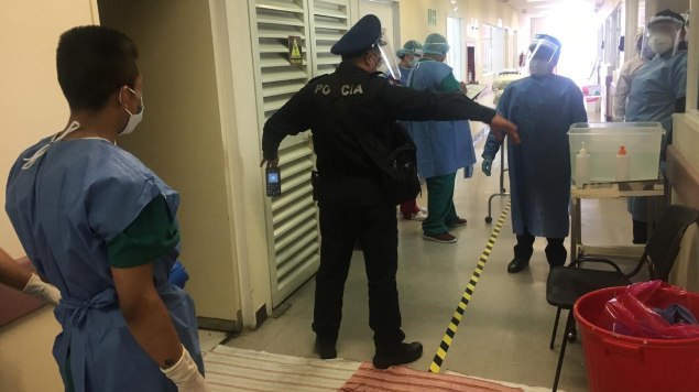 Foto: Cortesía Policías evitan que paciente con COVID se quite la vida; muere minutos después a causa del virus