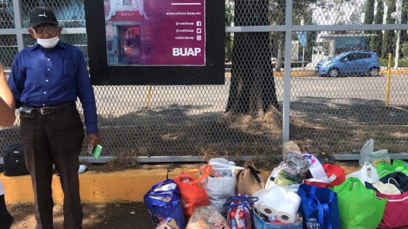 Foto: Cortesía Redes sociales vuelcan en ayuda a “Don Eduardo”, el sr de los porta credenciales de la BUAP.