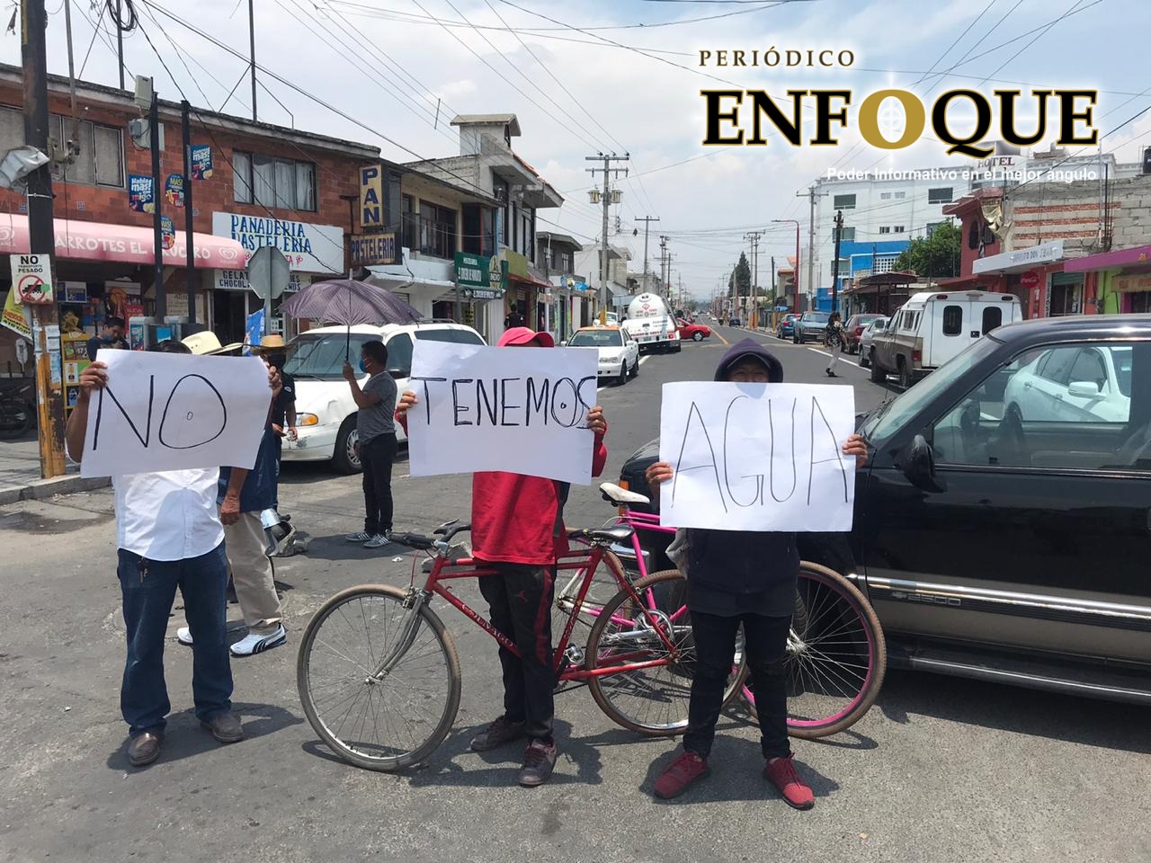 Foto: Rommel Pichardo Bloquean nuevamente carretera Federal Tlaxcala-Puebla, aún no hay solución a abasto de agua.