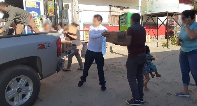 Foto: Cortesía CJNG reparte despensas con sus siglas a familias de Baja California