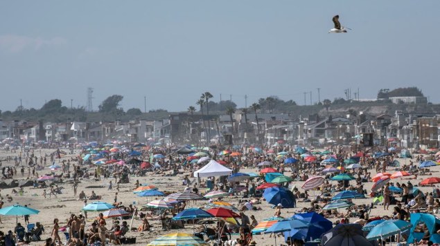 Foto: Cortesía Miles de estadounidenses abarrotan playas de California pese a coronavirus