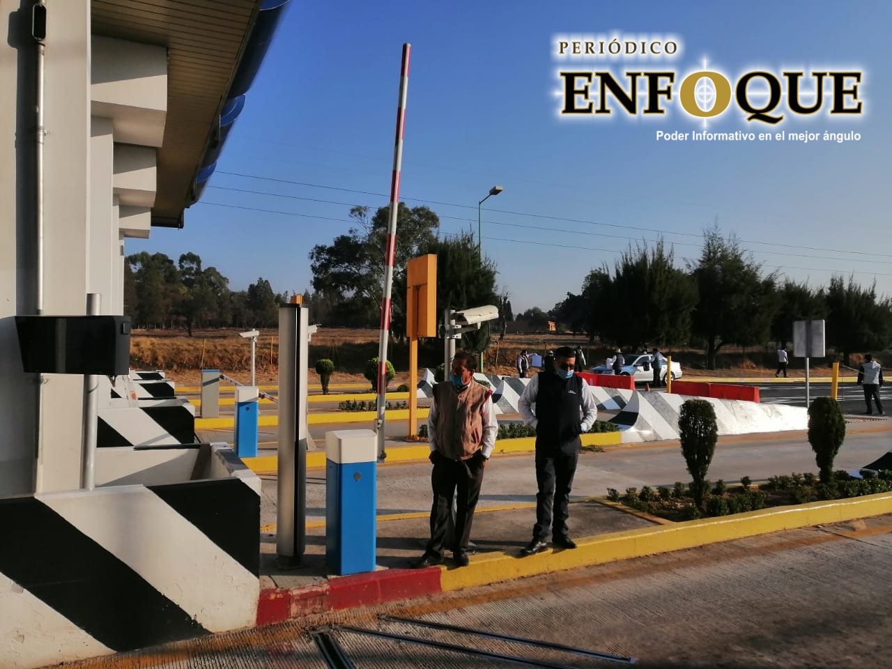 Foto: Rommel Pichardo Demandan apoyos transportistas turísticos, en caseta de cobro de la Tlaxcala-Texmelucan