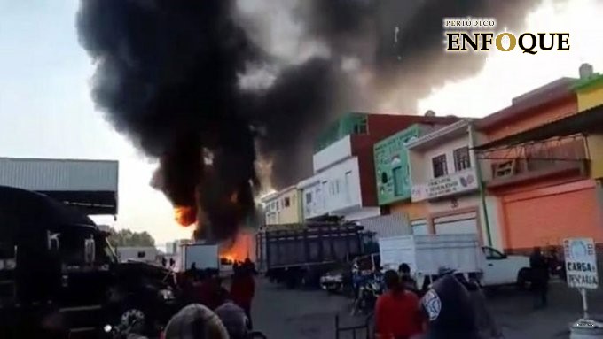 Foto: Cortesía Se incendia bodega en Central de Abasto de Huixcolotla