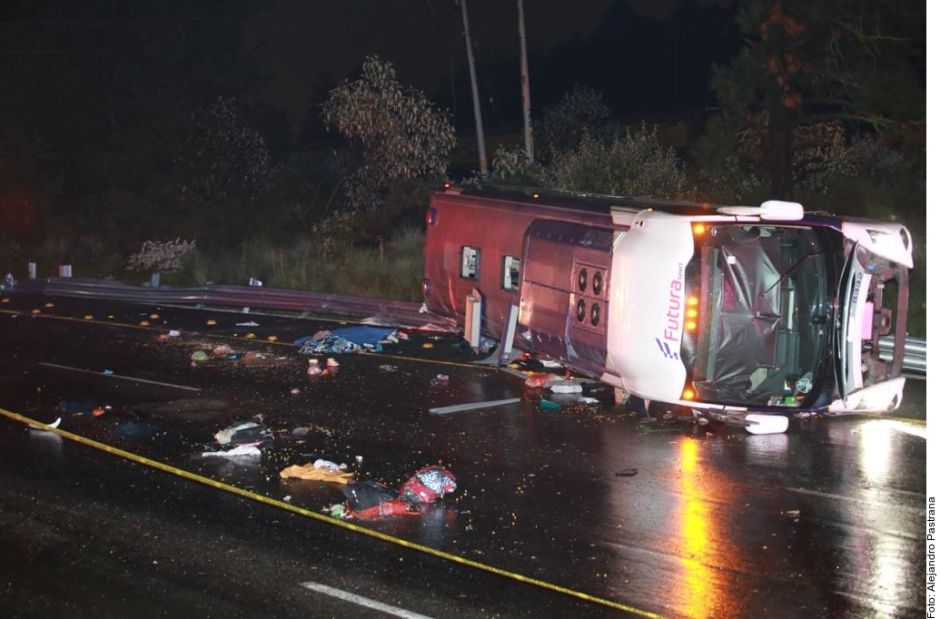Foto: Cortesía Vuelca camión de pasajeros en la autopista México-Toluca; hay al menos 13 muertos