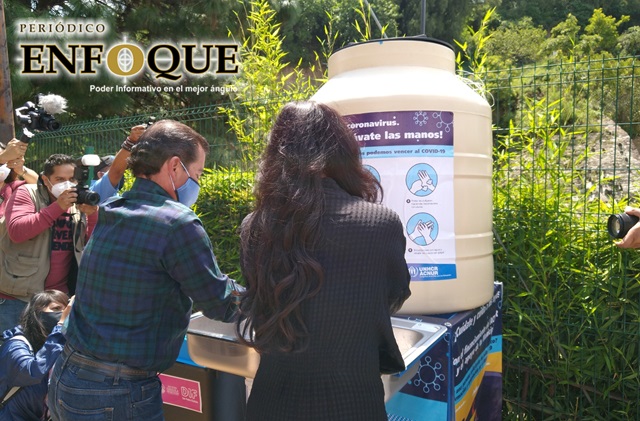 Foto: Omar Sánchez Coloca la ONU y DIF municipal dos lavamanos en San Pedro Cholula