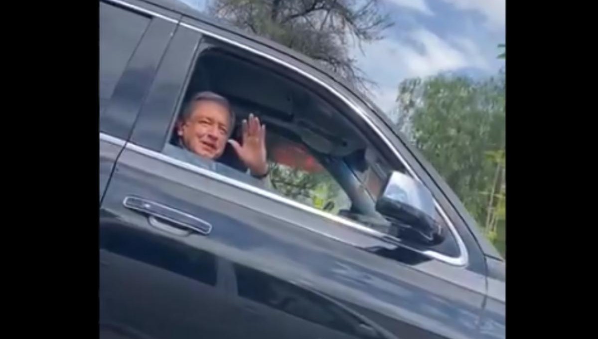 Foto: Cortesía Sorprende AMLO a automovilista y éste le invita pizza