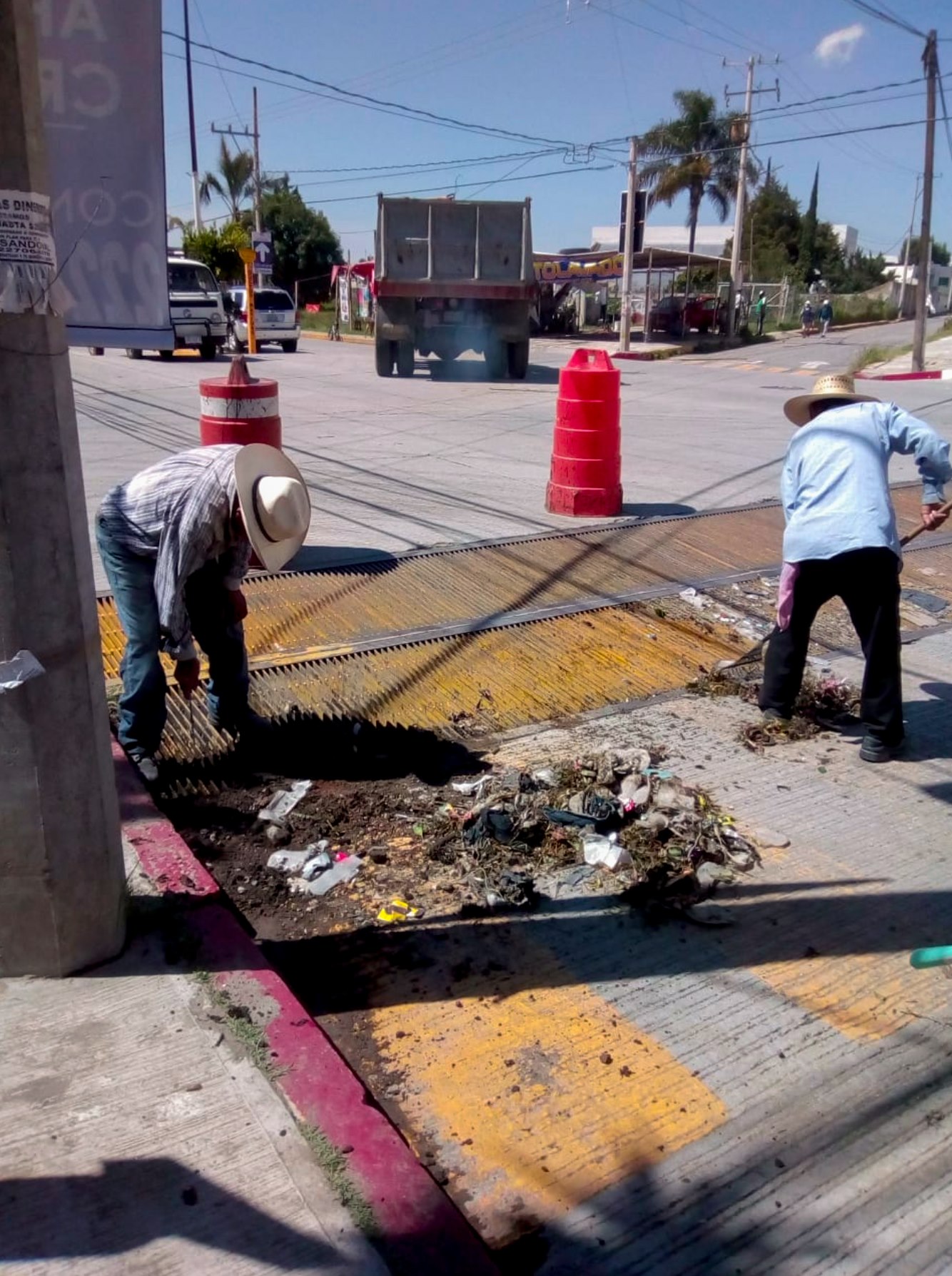 Foto: Cortesía Grupo de Seguridad Hídrica Municipal de Cuautlancingo intensifica la limpieza de canales pluviales.