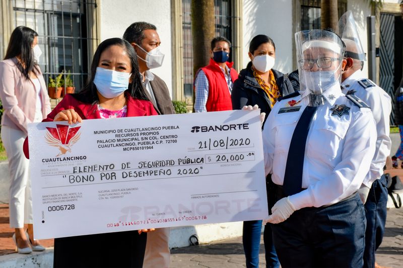 Foto: Cortesía Entrega Ayuntamiento de Cuautlancingo 3 patrullas y estímulos económicos a 76 elementos