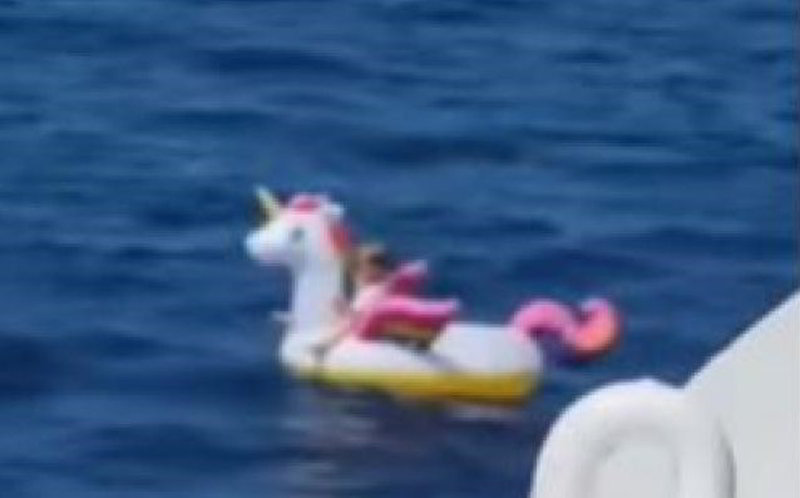 Foto: Cortesía Rescatan a niña de 4 años que fue arrastrada por el mar en su salvavidas de unicornio