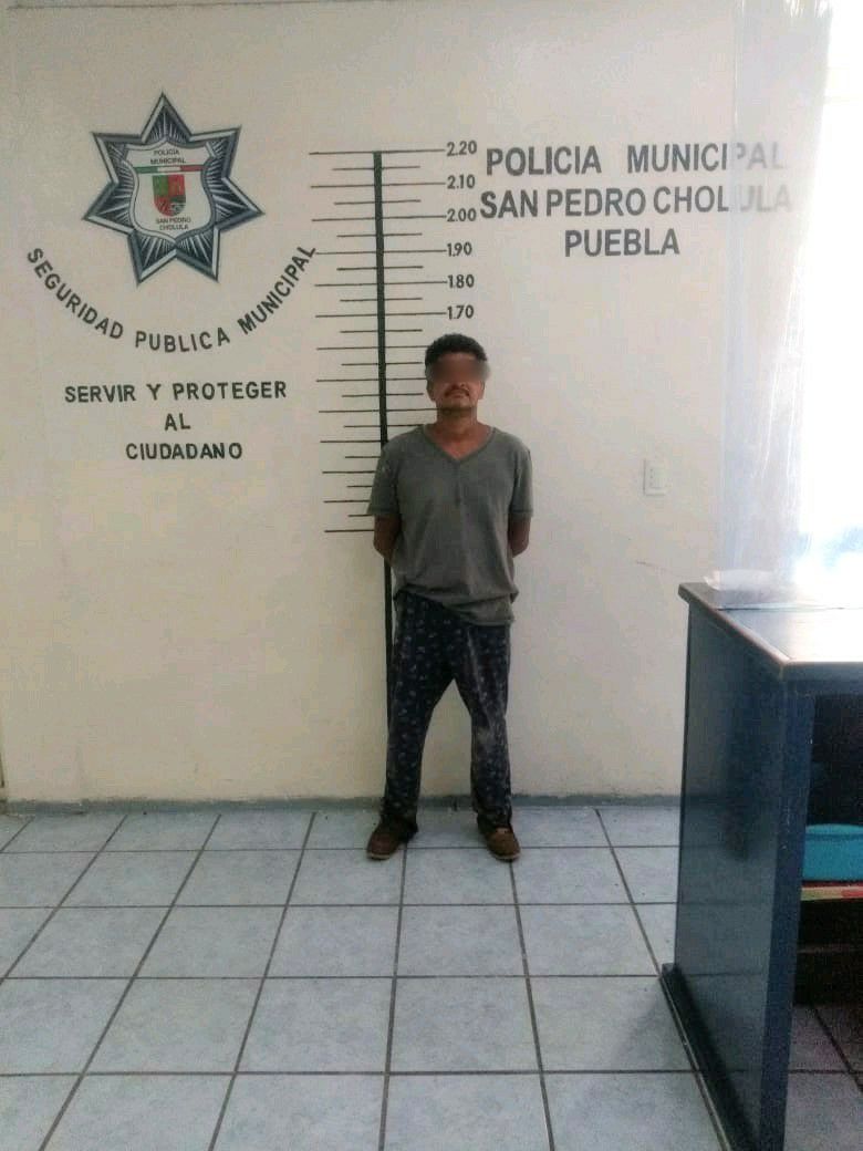Foto: Cortesía Detienen policías de San Pedro Cholula a un hombre por presuntas lesiones a un pariente.