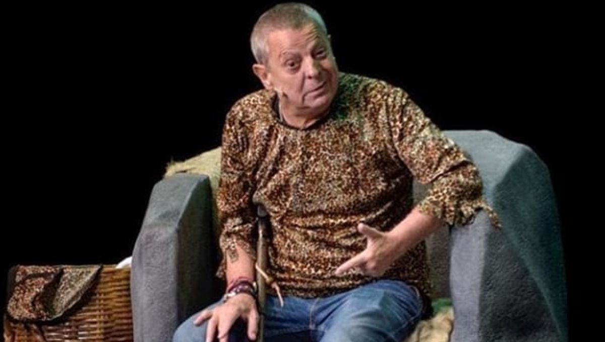 Foto: Cortesía En silla de ruedas pero con gran actitud César Bono celebra en “HOY” 50 años de carrera