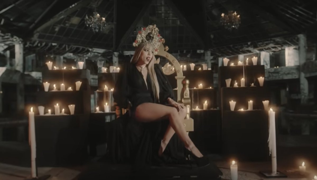 Danna Paola es la santera más sensual en su nuevo video