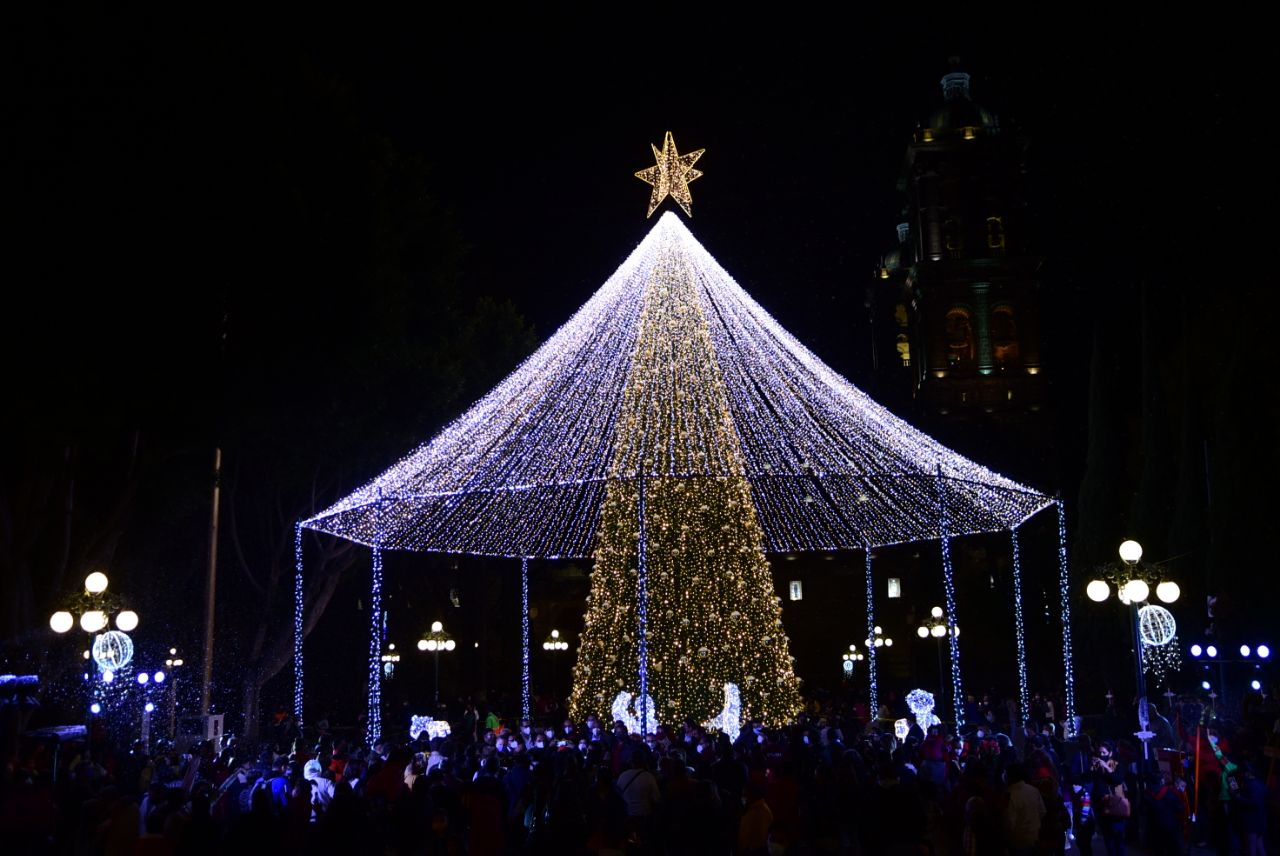 Foto: Cortesía Encabeza Rivera Vivanco encendido de árbol navideño en el zócalo