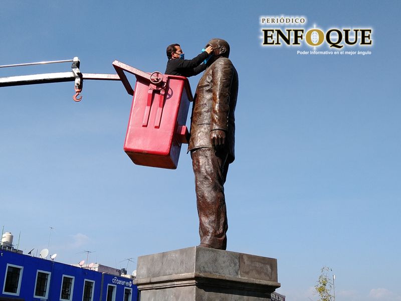 Foto: Omar Sánchez Familia permitió colocar cubrebocas a estatua del Doctor Alfredo Toxqui en Cholula: Arriaga