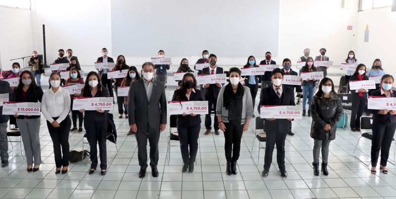 Entrega gobierno estímulos económicos a 172 alumnos de educación superior