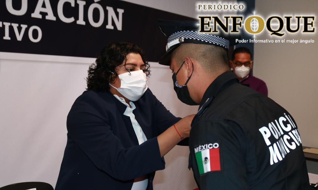 Foto: Cortesía Gobierno de San Andrés Cholula otorga reconocimientos a miembros del cuerpo policial.