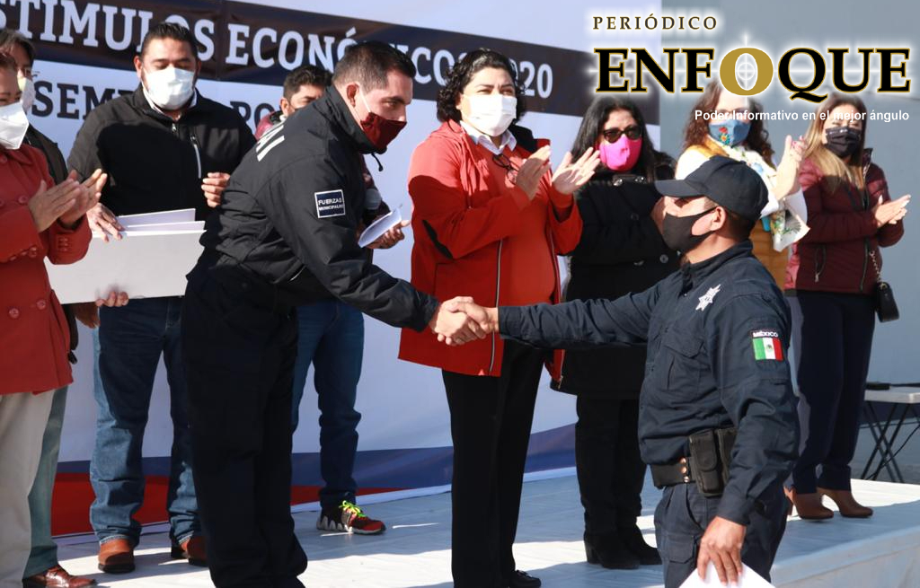 Foto: Cortesía Gobierno de San Andrés Cholula premia a miembros distintivos del Sector Policial.